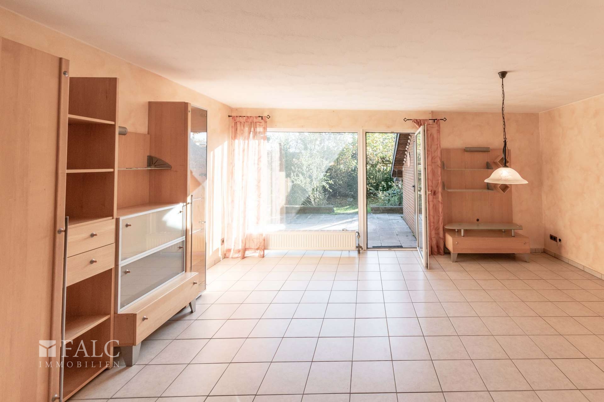 Wohnzimmer mit Gartenausgang